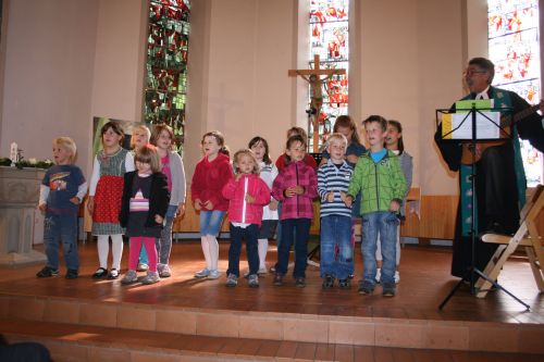 Singende Bewegung brachten die verschiedensten Kindergruppen ins Kirchenschiff